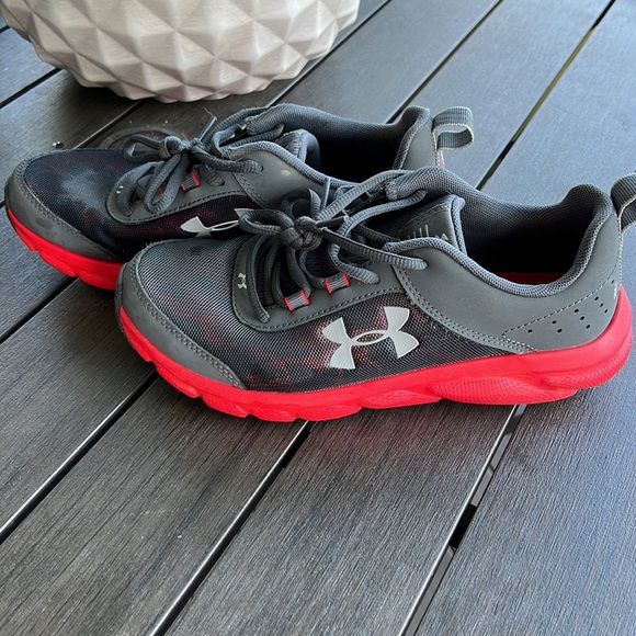 Boys underarmour shoes - Picture 2 of 5